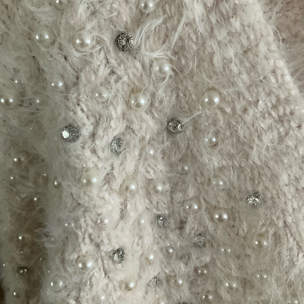 Elegant White Sweater with Pearl Accents - Picture 3 of 4
